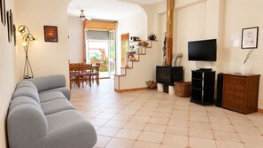 TV, table football, books - Veranda Vincenzi - Spacious apartment with veranda ideal for families (Cava D'aliga)