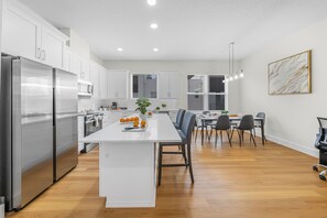 Fridge, microwave, oven, stovetop - Ultimate Tampa Stay | Dual Units • 6BR • Sleeps 17 (Tampa)
