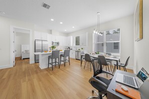 Dining - Ultimate Tampa Stay | Dual Units • 6BR • Sleeps 17 (Tampa)