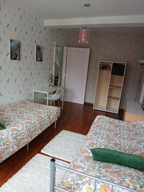 2 habitaciones, tabla de planchar con plancha, wifi y ropa de cama 