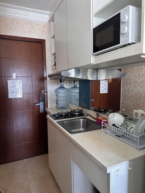 Geladeira, micro-ondas, cooktop, talheres/pratos/utensílios de cozinha