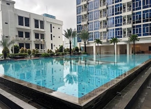 Indoor pool, outdoor pool - Cozy gated studio apartment in Central Jakarta with AC, fitness room, and pool (Jakarta Pusat)