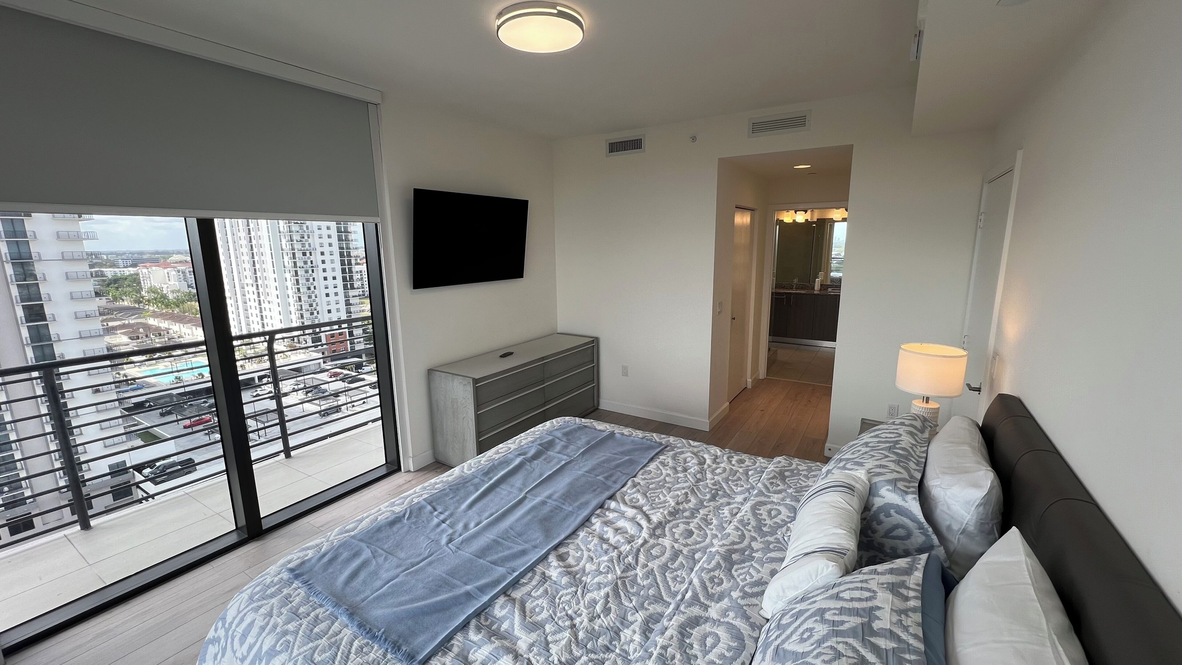 3 habitaciones, tabla de planchar con plancha, wifi y ropa de cama 
