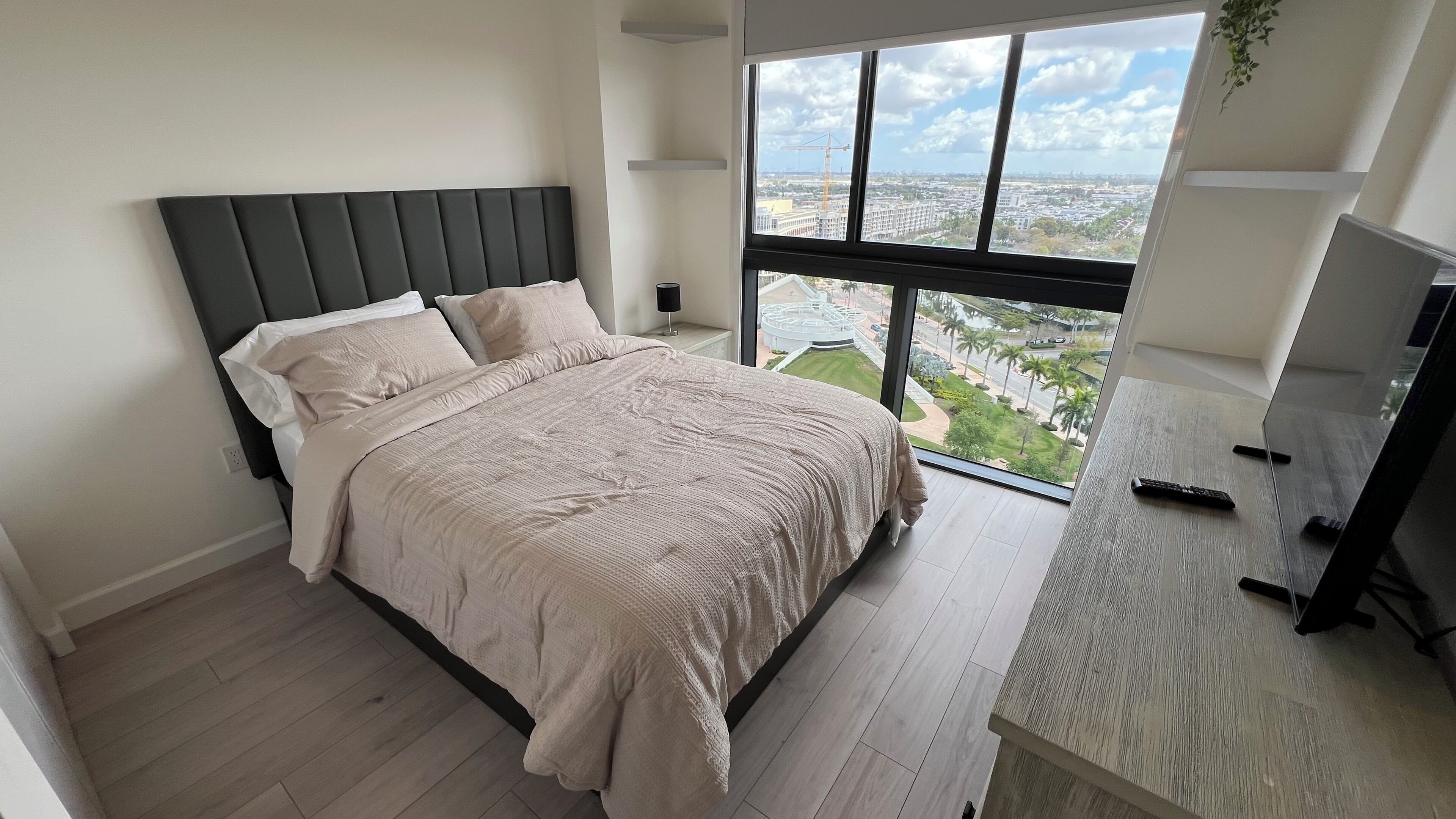 3 habitaciones, tabla de planchar con plancha, wifi y ropa de cama 