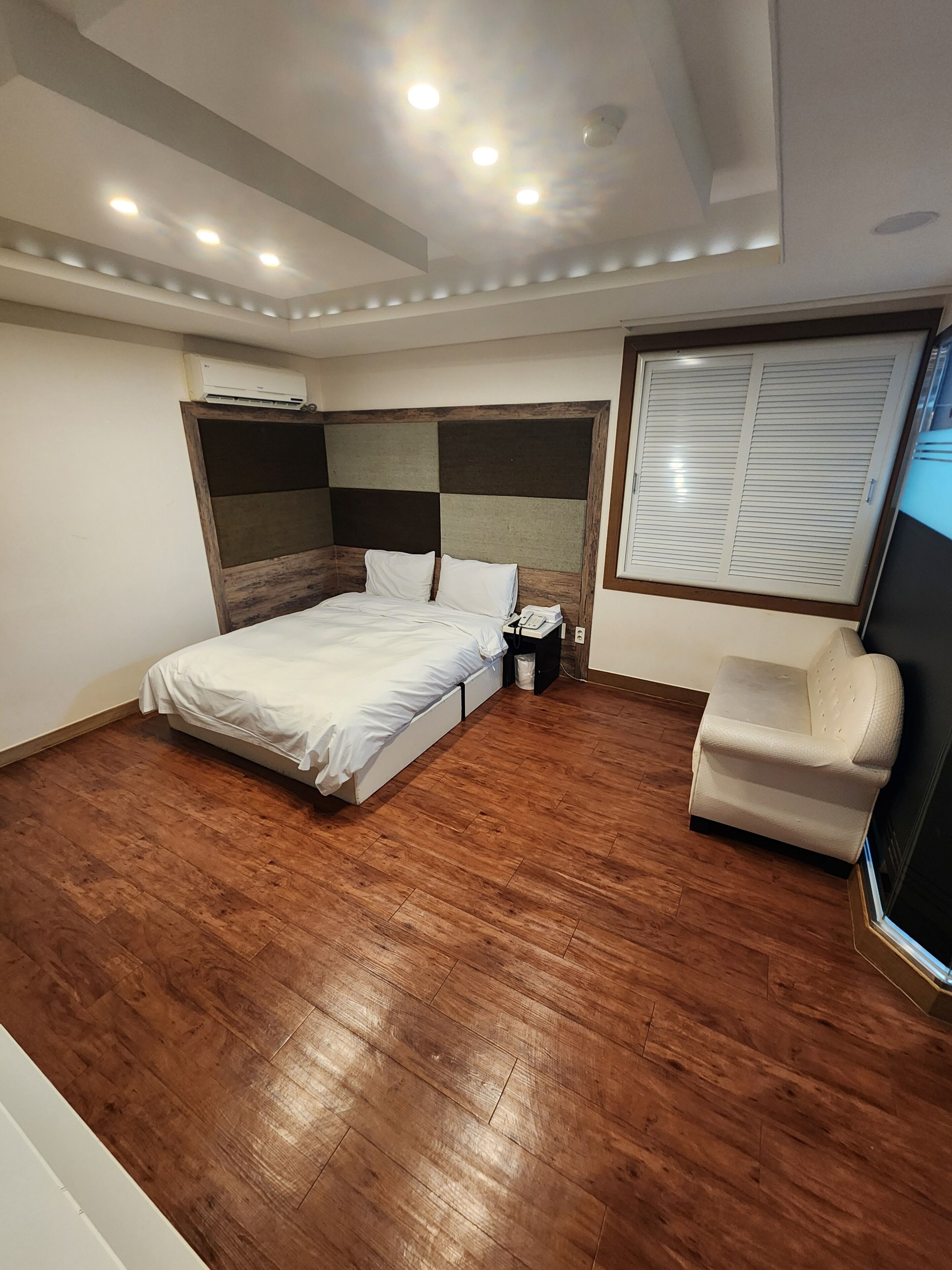 Deluxe Double Room, Housekeeping, City View | Desk, laptop workspace, free WiFi