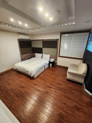 Deluxe-Doppelzimmer, Zimmerreinigung, Stadtblick | Schreibtisch, laptopgeeigneter Arbeitsplatz, kostenloses WLAN