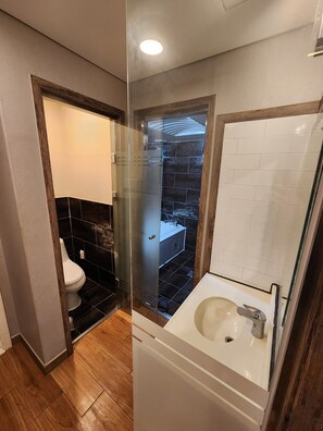 Deluxe Twin Room, Housekeeping, City View | Bathroom - Galaxy hotel (Incheon)