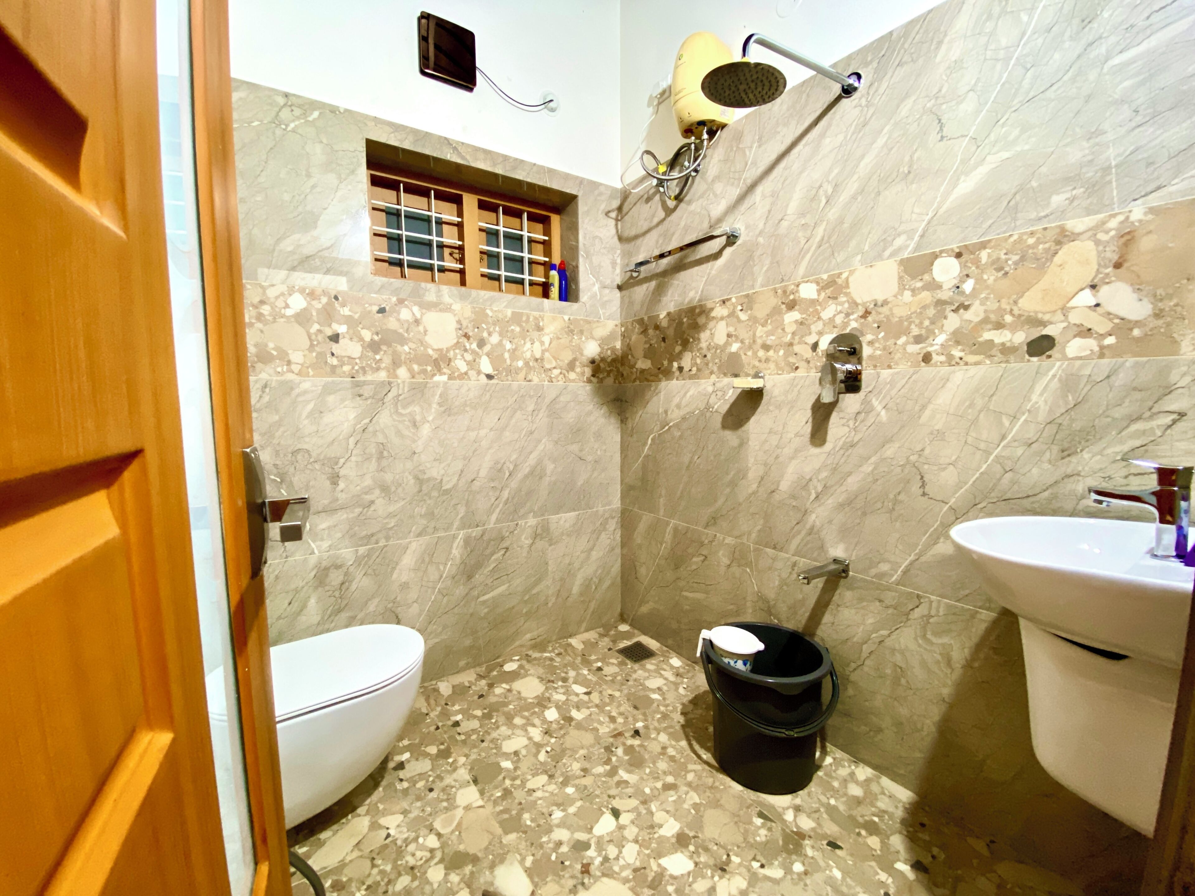 Ducha, bidet, toallas, jabón