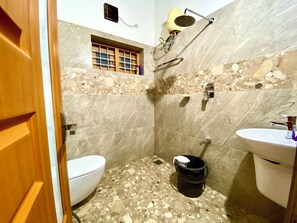 Regadera, bidet, toallas, jabón