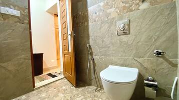 Ducha, bidet, toallas, jabón