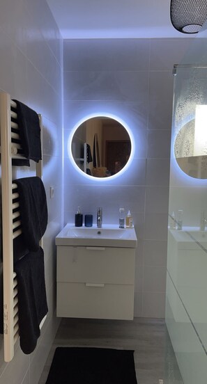 Bathroom - Vrbo Property (Pouzilhac)