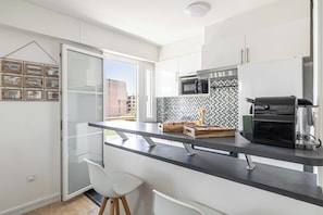 Apartamento | Cocina privada | Frigorífico, microondas, horno y placa de cocina