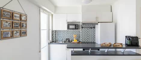 Apartment | Private kitchen | Fridge, microwave, oven, stovetop