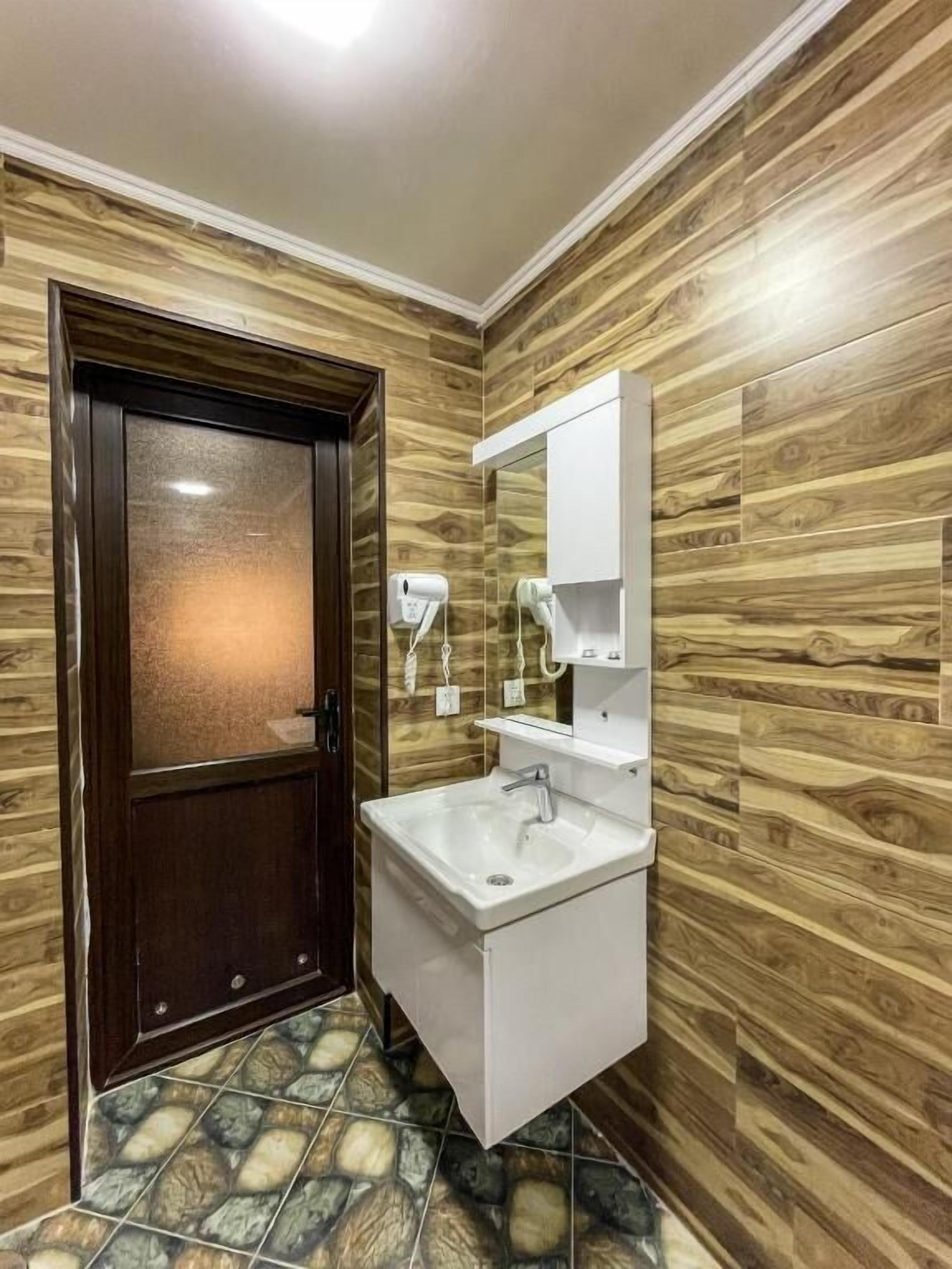 Standard Double Room, Balcony, Garden View | Bathroom