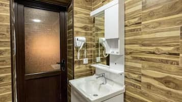 Standard Double Room, Balcony, Garden View | Bathroom