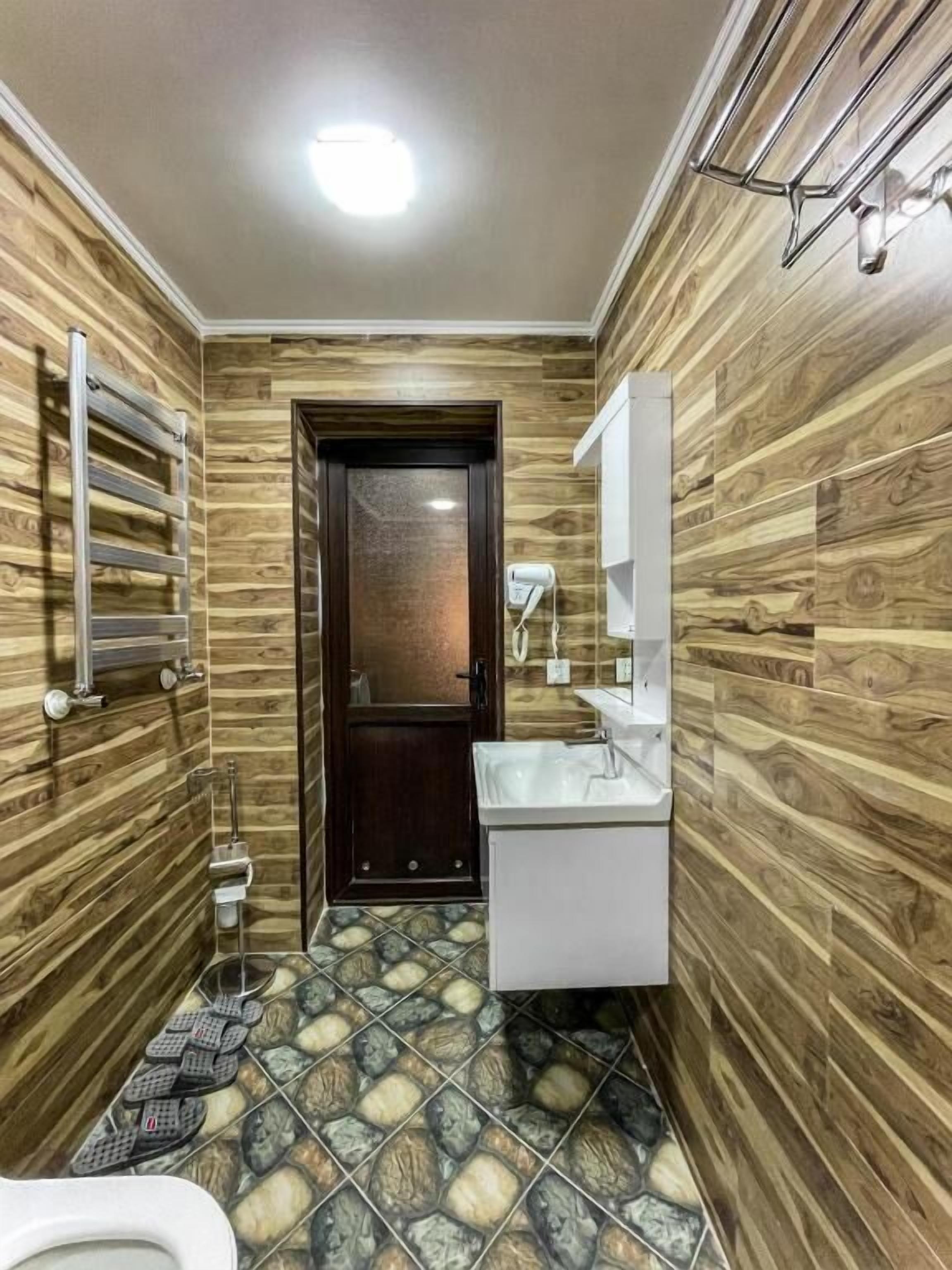 Standard Double Room, Balcony, Garden View | Bilik Mandi | Pancuran mandi, kelengkapan dandanan diri percuma, pengering rambut 