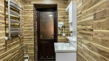 Standard Double Room, Balcony, Garden View | Bilik Mandi | Pancuran mandi, kelengkapan dandanan diri percuma, pengering rambut