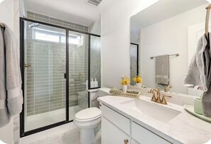 Bathroom - FIFA I 15 Mins to AT&T I 4BR I 5 Bed I 5.5 Bath I Sleeps 10 (irving)