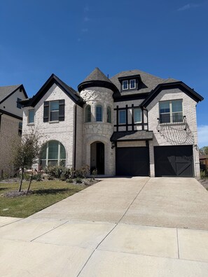 Exterior - FIFA I 15 Mins to AT&T I 4BR I 5 Bed I 5.5 Bath I Sleeps 10 (irving)
