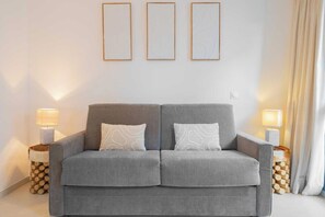 Apartment | Living area - Spacious Studio a/c 2P - Place des Lices (Saint-Tropez)