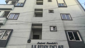 Un edificio a più piani con un cartello che riporta 'SK REDDY ENCLAVE'.