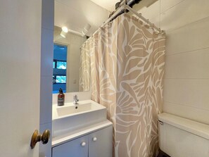 Bathroom - 3BR Apartment with Terrace, Grill & AC – Heart of Providencia (Providencia)