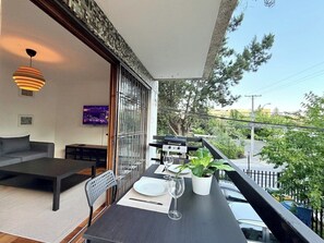Outdoor dining - 3BR Apartment with Terrace, Grill & AC – Heart of Providencia (Providencia)