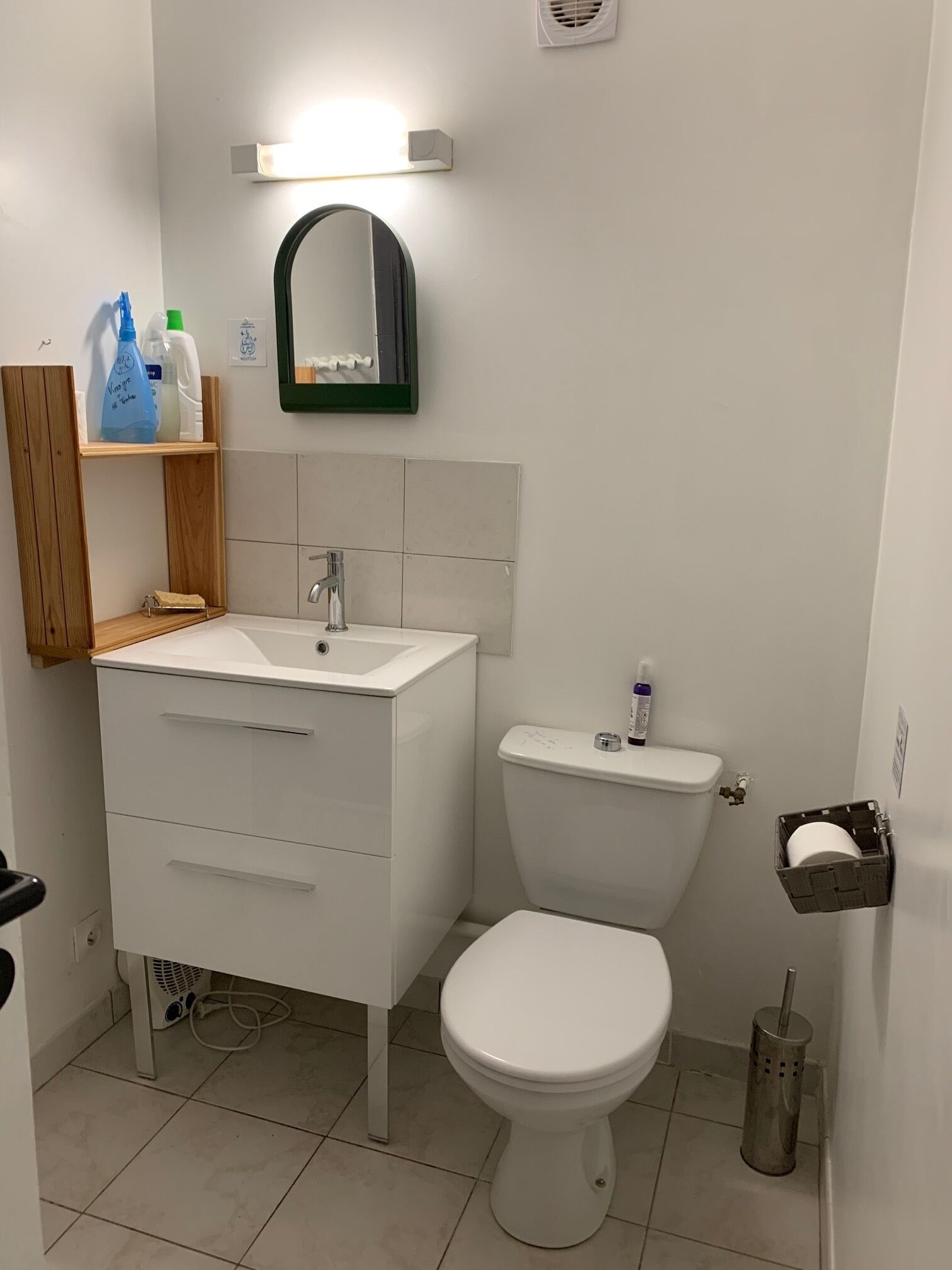 Shower, hair dryer, toilet paper