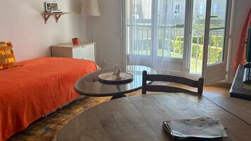 2 bedrooms, iron/ironing board, internet, bed sheets