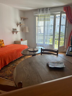2 bedrooms, iron/ironing board, internet, bed sheets