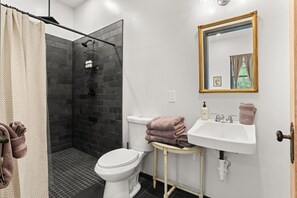 Douche, sèche-cheveux, serviettes fournies, shampoing