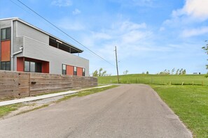 Exterior - Riverside Retreat! Quiet and Charming 2 bed/2 bath (New Orleans)