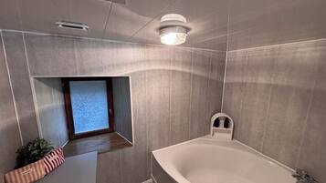 Serviettes fournies, savon, papier toilette