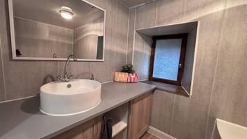 Serviettes fournies, savon, papier toilette