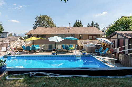 Fun and Comfy House with Pool and Hot Tub