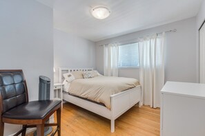 3 bedrooms, iron/ironing board, WiFi, bed sheets