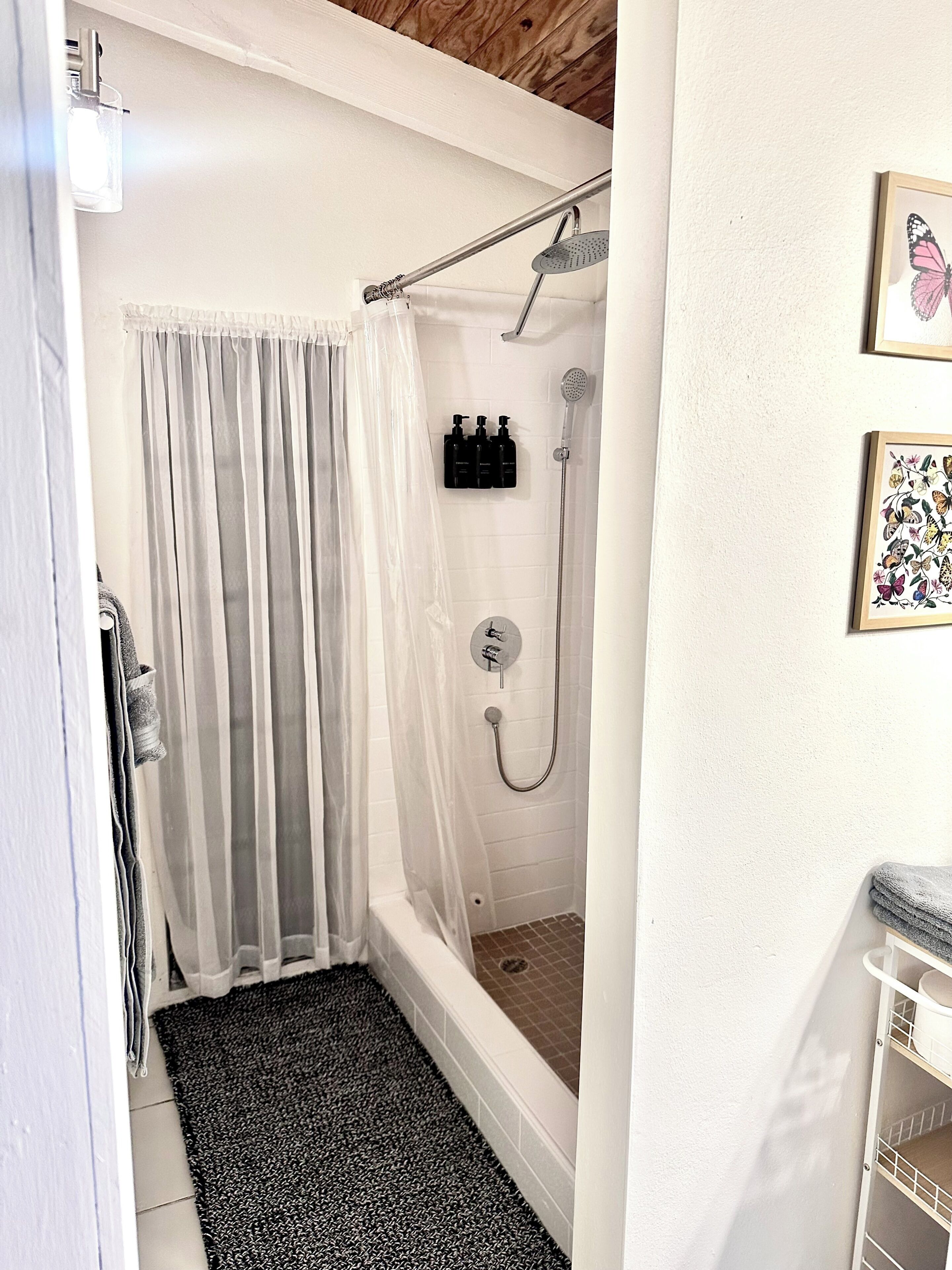 Dusche, Bidet, Handtücher, Seife