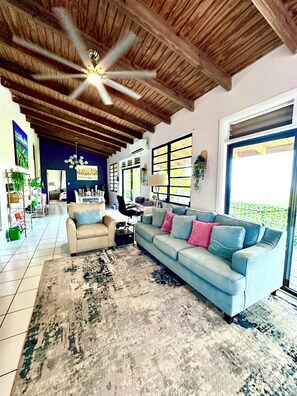 Smart TV, libros y videoteca 