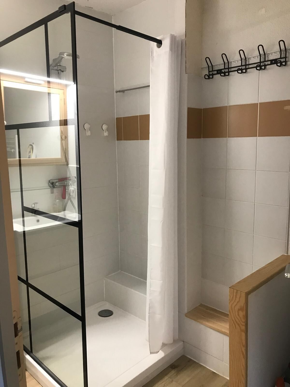Douche, sèche-cheveux