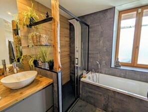 Shower, hair dryer, towels, soap - La Villa Fontaine: Heated Pool, Home Cinema & Sauna in the Heart of Belledonne (Saint-Martin-d'Uriage)