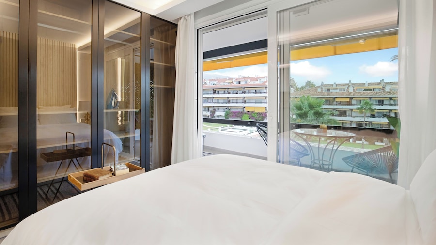 Golden Mile Lux Sea View Suite & Balcony