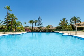 Una piscina al aire libre de temporada