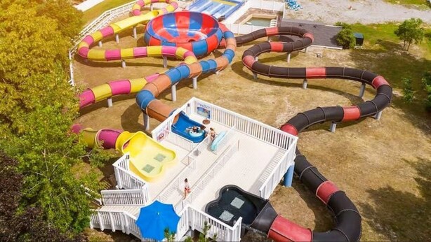 En vattenpark med flera rutschkanor och ett poolområde.