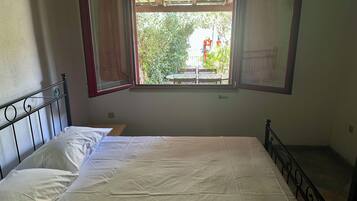 1 slaapkamer, een strijkplank/strijkijzer, internet, beddengoed