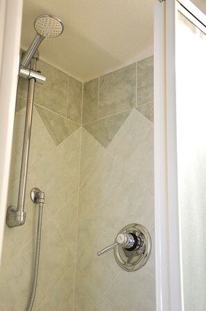 Een douche, een haardroger, een bidet, handdoeken