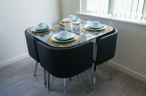 Dining - Modern 3-Bed House Leeds | Sleeps 7 | Free Parking | Contractor Friendly | Wi-Fi (Leeds)