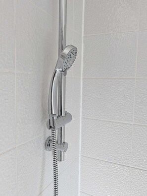 Shower, hair dryer, towels, soap - Modern 3-Bed House Leeds | Sleeps 7 | Free Parking | Contractor Friendly | Wi-Fi (Leeds)