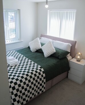 3 quartos, ferros/tábuas de passar roupa, Wi-Fi, roupa de cama