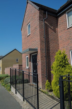 Exterior - Modern 3-Bed House Leeds | Sleeps 7 | Free Parking | Contractor Friendly | Wi-Fi (Leeds)