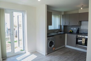 Private kitchen - Modern 3-Bed House Leeds | Sleeps 7 | Free Parking | Contractor Friendly | Wi-Fi (Leeds)